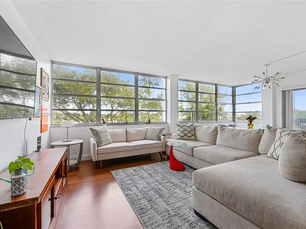 11930 N Bayshore Dr APT 302, North Miami, FL 33181