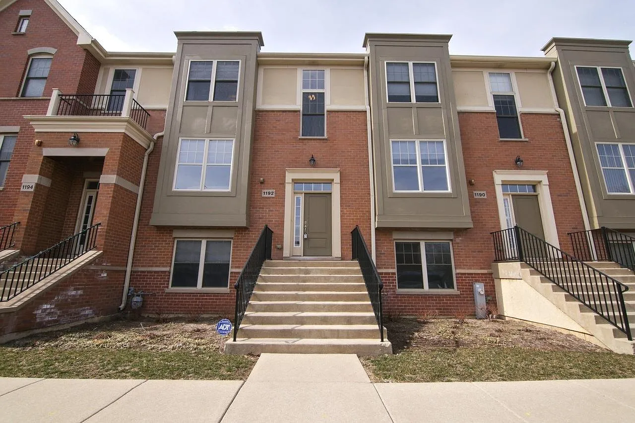 3 bed, 2.5 bath, 2300 sqft, $3,700 — Photo 1