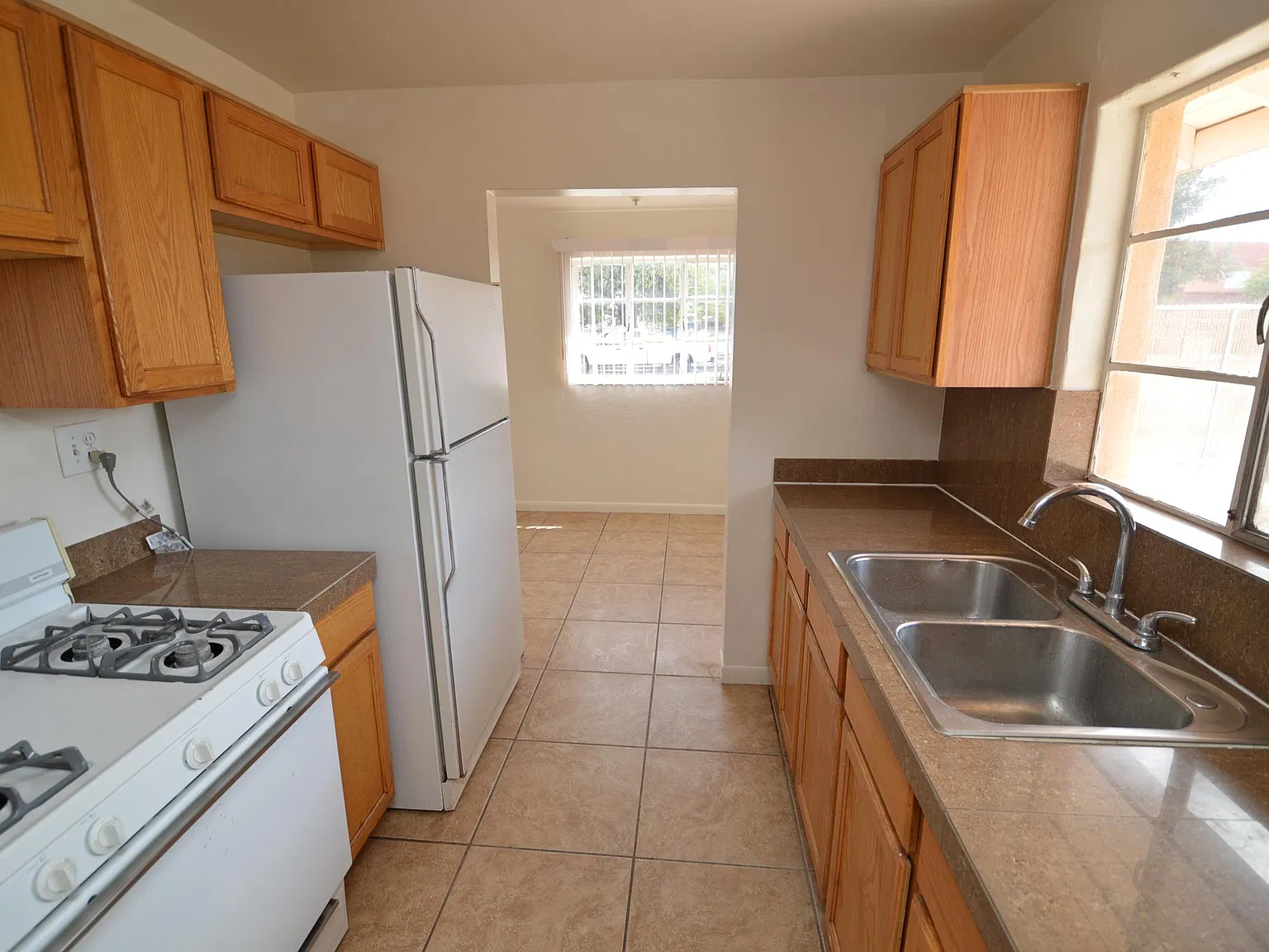3 bed, 1.0 bath, 1012 sqft, $1,450 — Photo 2