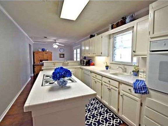 4th image of 409 Holiday Cir