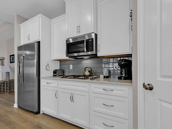 5th image of 227 Honeywood Dr S