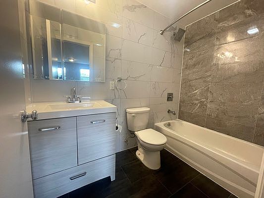 3rd image of 726 Courtlandt Ave #3R