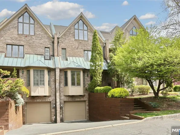 155 Ashley Pl, Park Ridge, NJ 07656