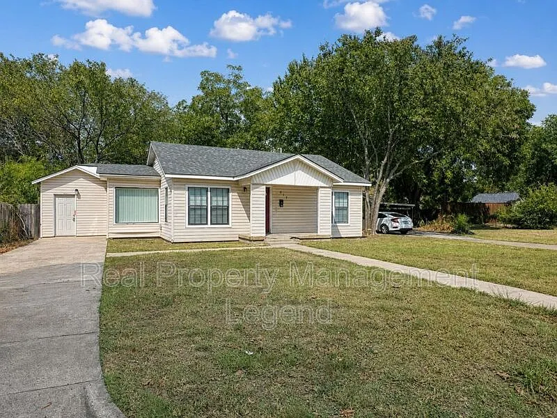 913 Austin St