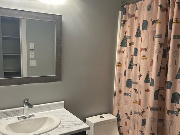 5th image of 420 Hilliard St W