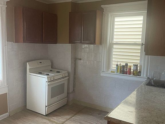 4th image of 168 Van Nostrand Ave Floor 2
