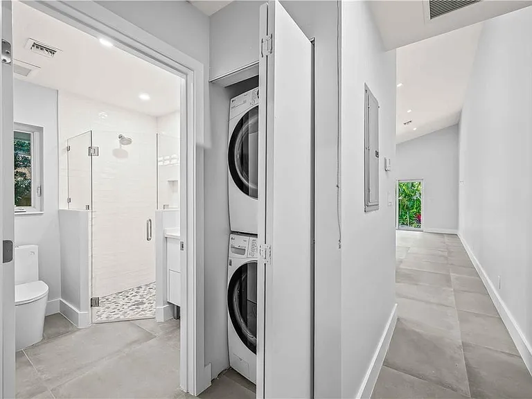 828 NE 17th Way — Photo 22