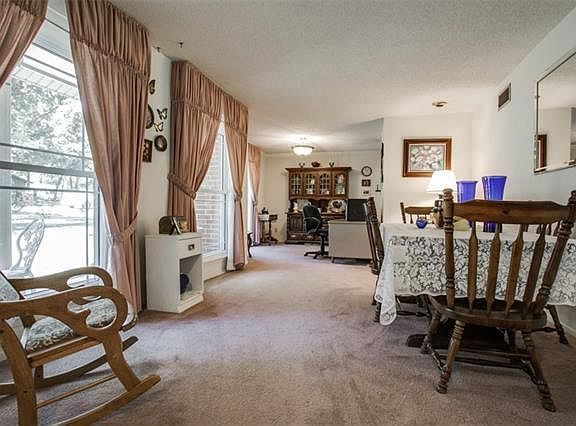 4th image of 1004 Yvonne Dr