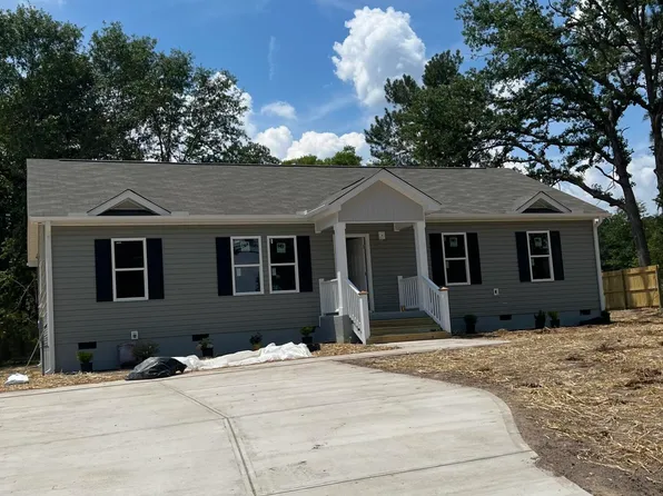 998 McKay Dr, Spring Lake, NC 28390