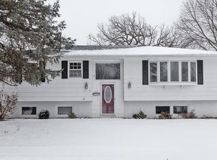 1071 Rainbow Blvd, Hiawatha, IA 52233