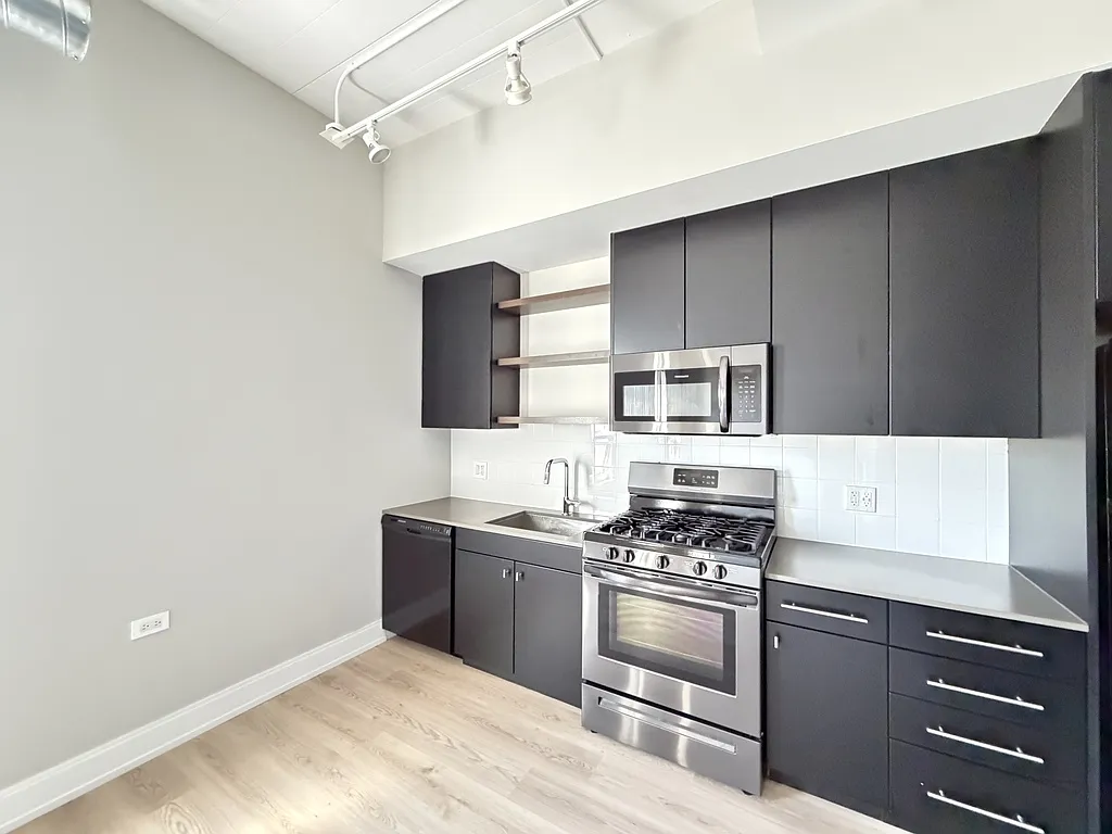 Studio, 472 sqft, $2,100 — Photo 4