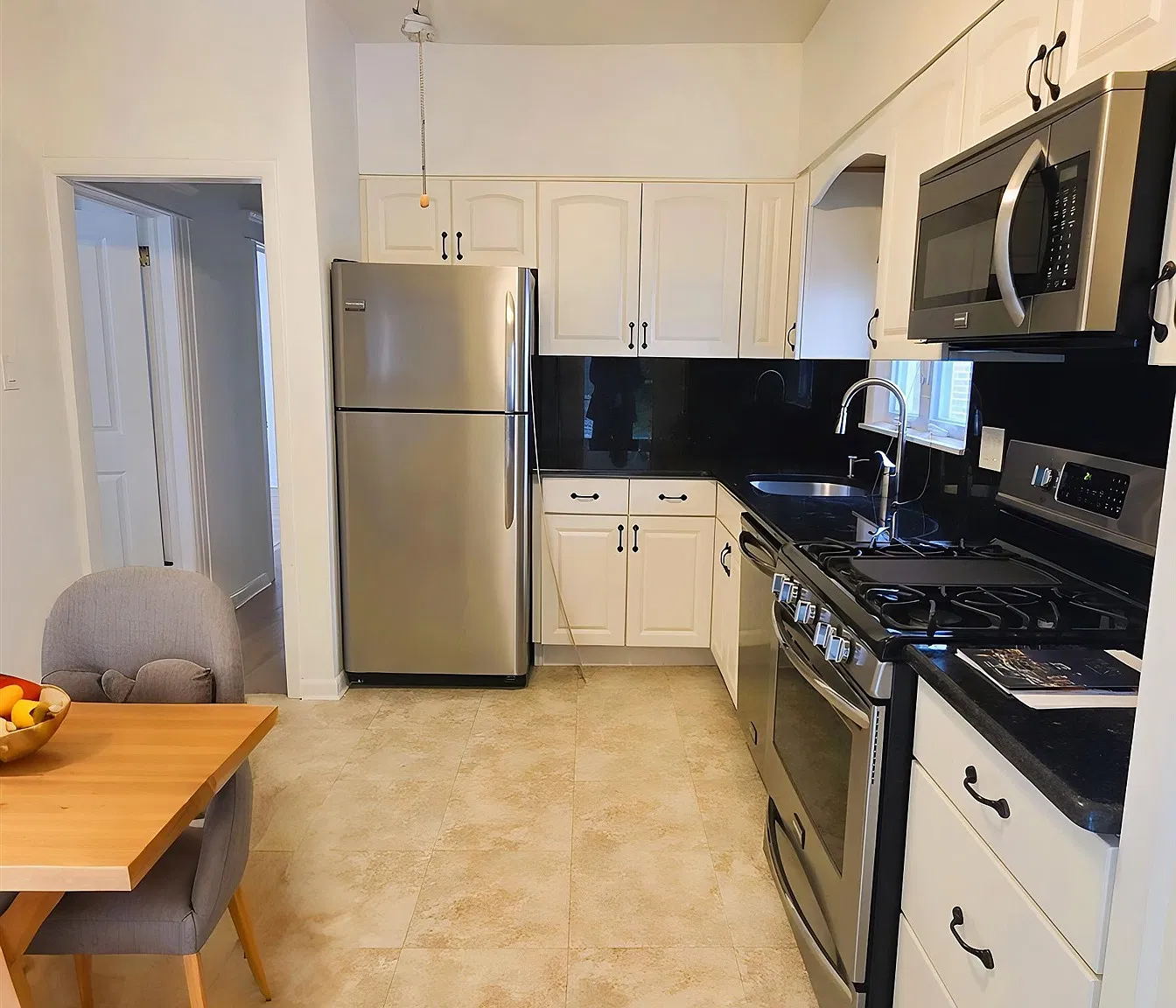 1 bed, 1.0 bath, 1100 sqft, $3,100 — Photo 3