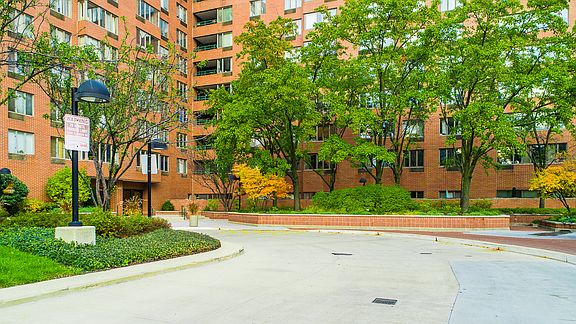 2nd image of 801 S Plymouth Ct APT 512