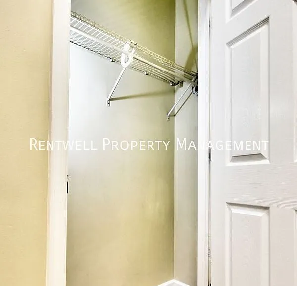 220 E Chestnut St #2E — Photo 8