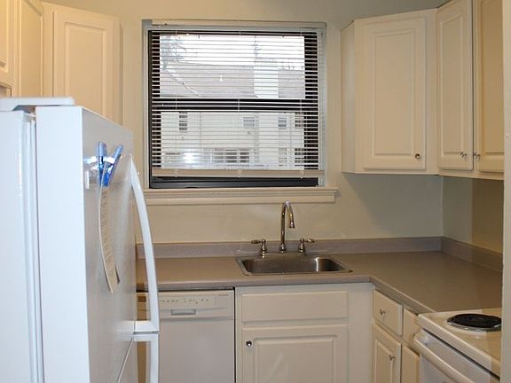 3rd image of 119 Baywood Ave #3B