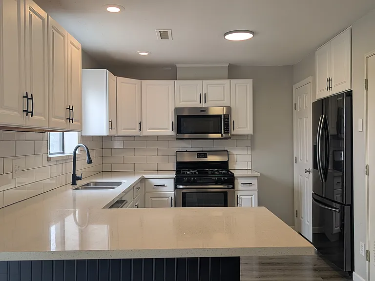1514 N Elaine Way — Photo 2