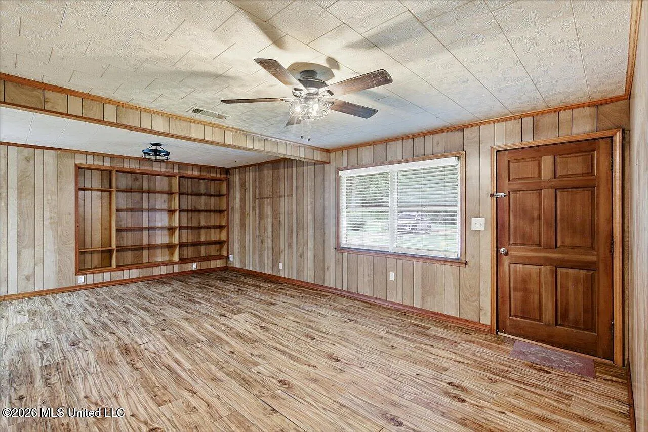 3 bed, 1.0 bath, 1322 sqft, $1,300 — Photo 2