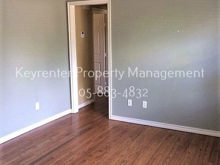1520 Rowena Ln — Photo 3