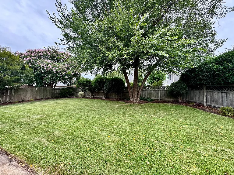 965 Commodore Dr — Photo 22