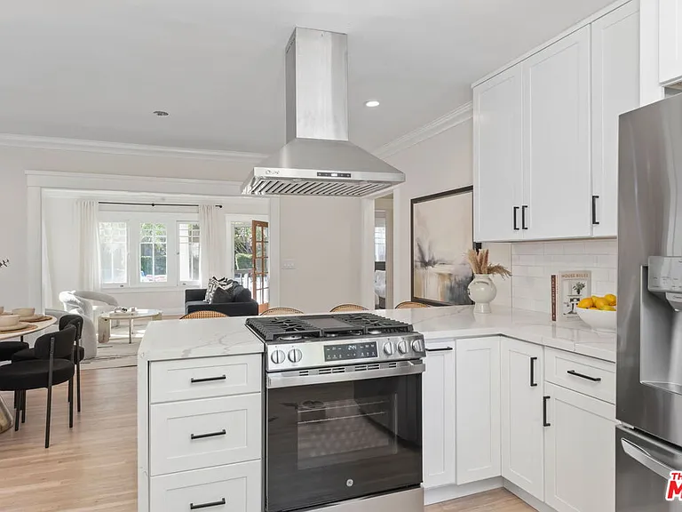 1224 N Ogden Dr — Photo 30