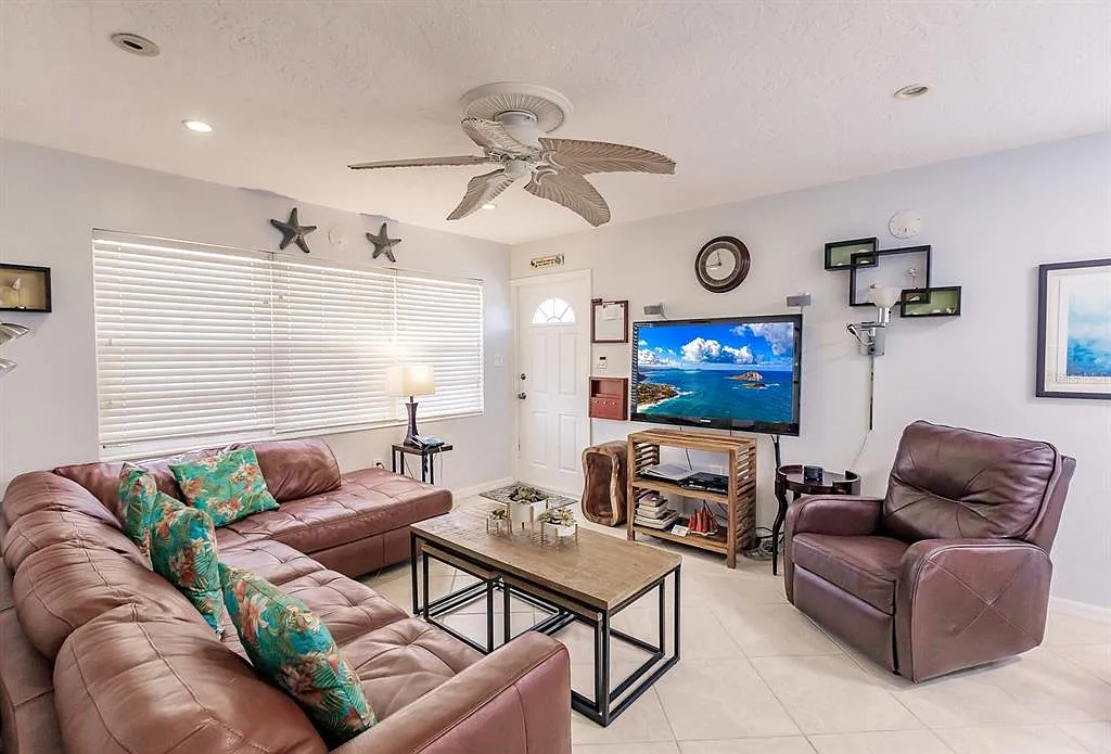 2 bed, 2.0 bath, 900 sqft, $8,970 — Photo 3