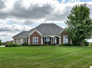 15462 Wood Vale Ct, Peosta, IA 52068