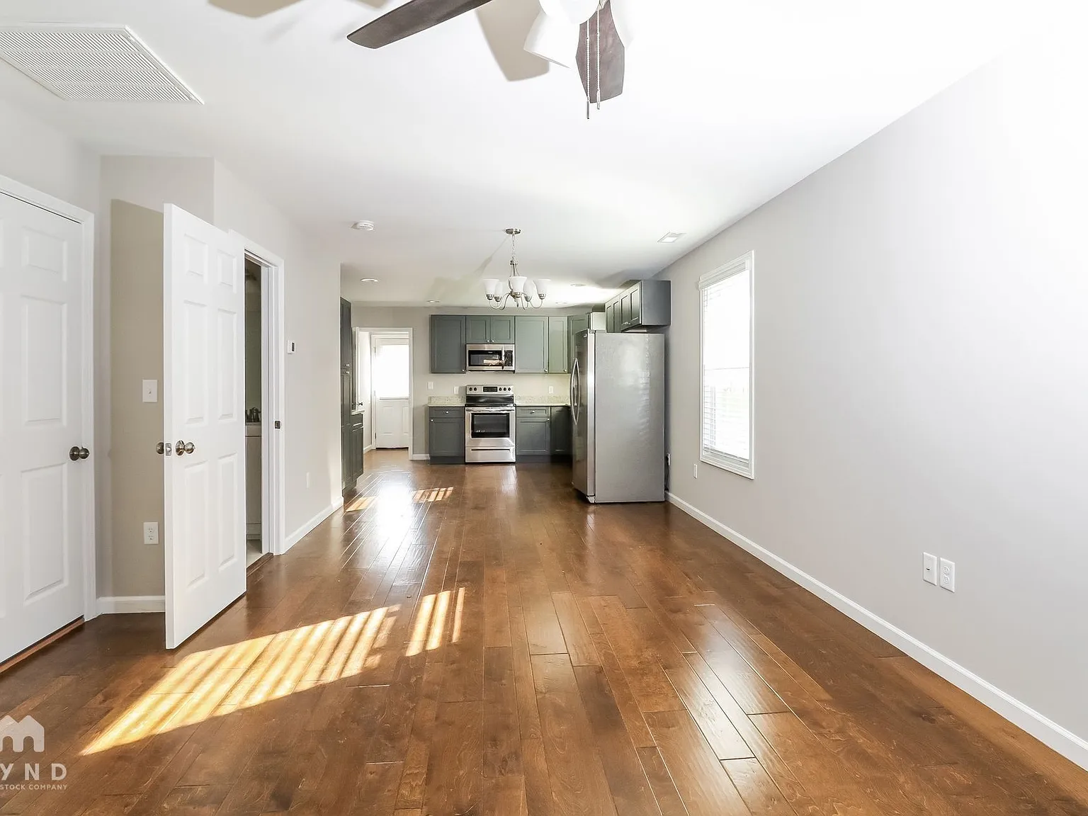 3 bed, 2.0 bath, 1586 sqft, $2,323 — Photo 3