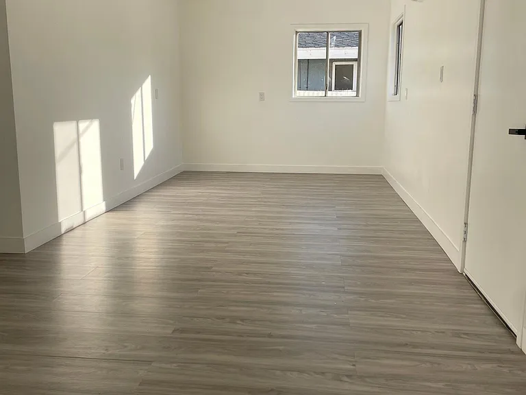 150 N Hicks Ave — Photo 3