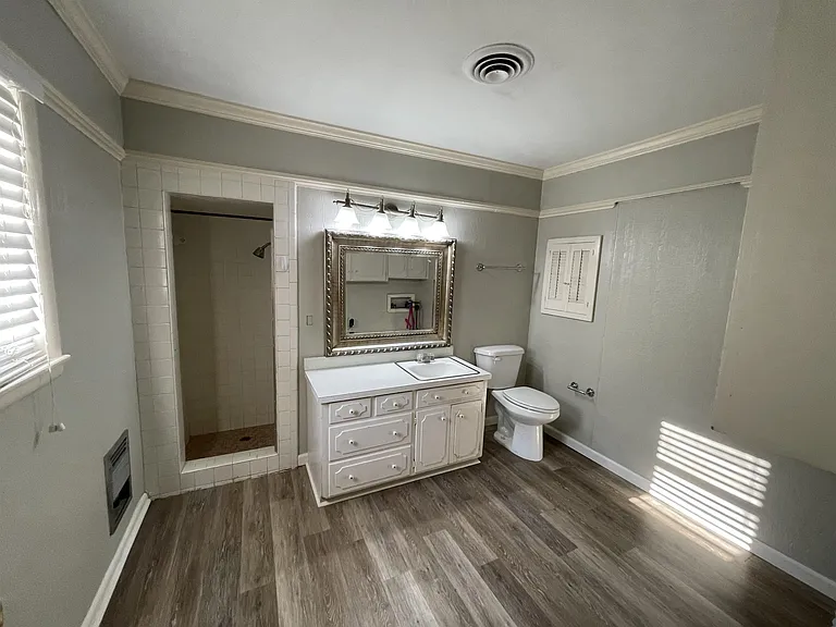 611 E University Dr — Photo 11