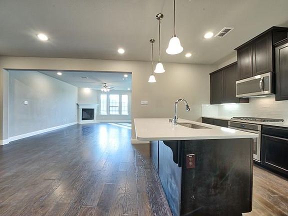 5th image of 912 Estelle Ave