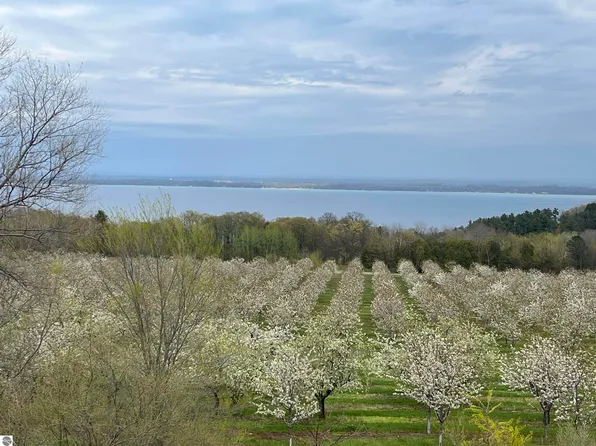 12586 Center Rd, Traverse City, MI 49686