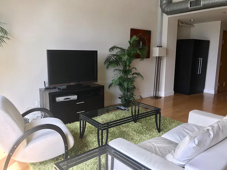 Suite 23 - Premium Split-Level Loft