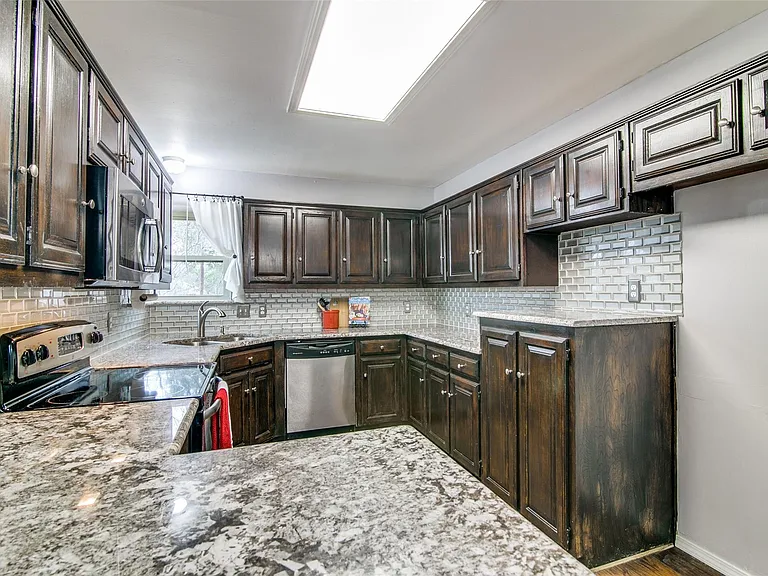 719 Stoneybrook Dr — Photo 15
