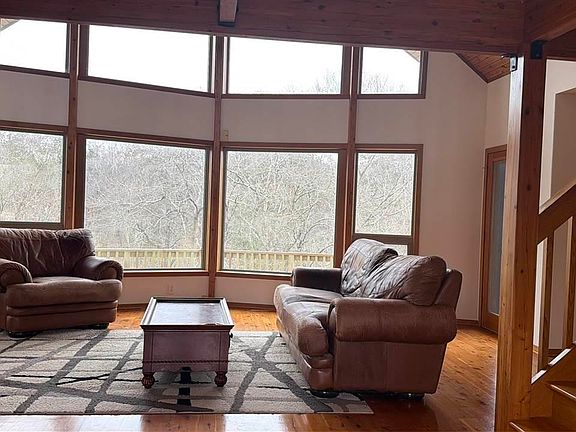 3rd image of 90 Roberts Ln