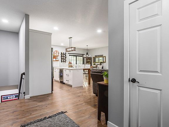 2nd image of 5094 Bedford Park