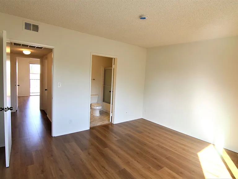 13552 Burbank Blvd #3 — Photo 19