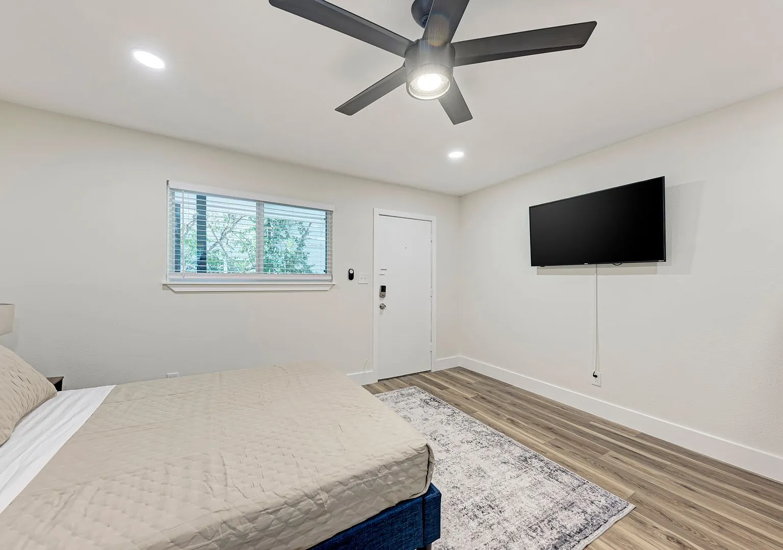 For Lease Fully Furnished Studio Near UT — Photo 3