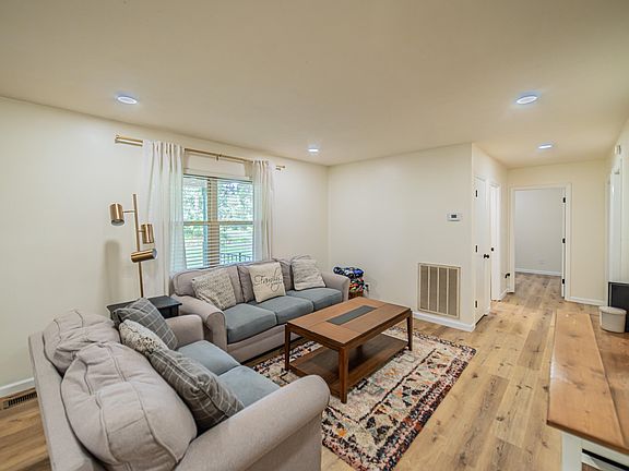 4th image of 1001 Oak Grove Cir