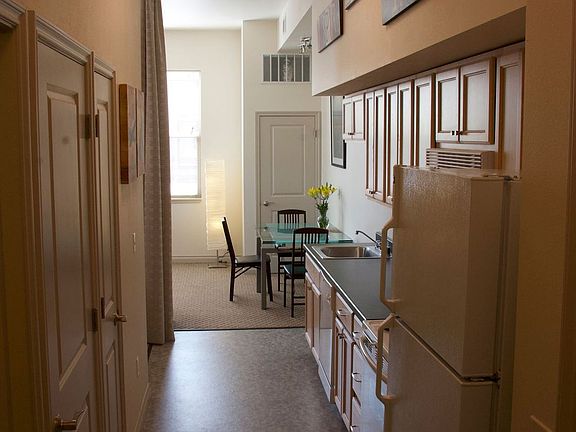 5th image of 825 W Spruce St #15326319