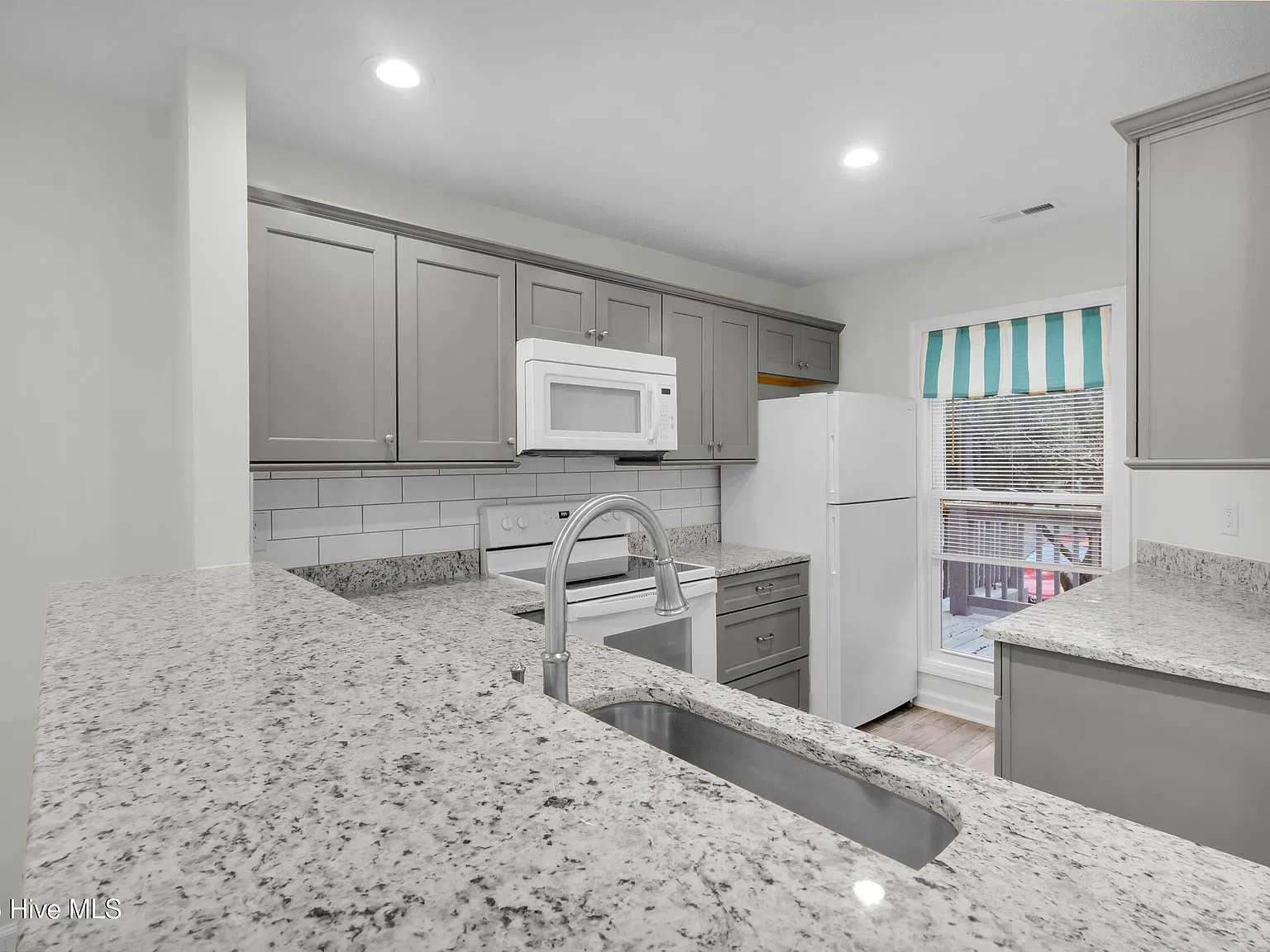 2 bed, 2.0 bath, 1111 sqft, $1,750 — Photo 4