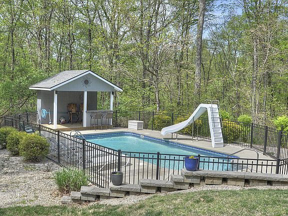 3rd image of 9030 Lakewood Dr
