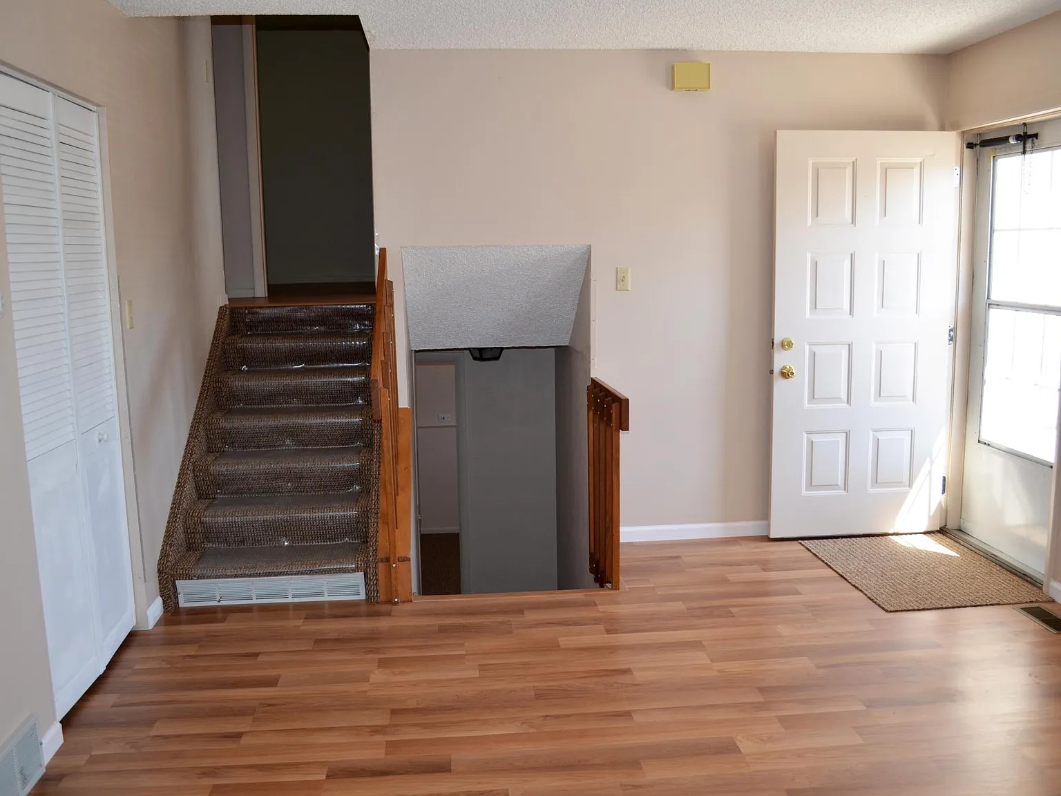 4 bed, 2000 sqft, $2,200 — Photo 2