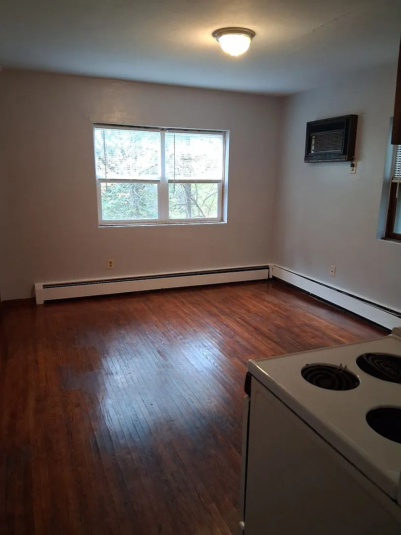 1 Bedroom 1 Bath In Maplewood Heat Included — Photo 3