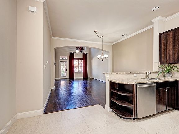 4th image of 304 Enclave Cir