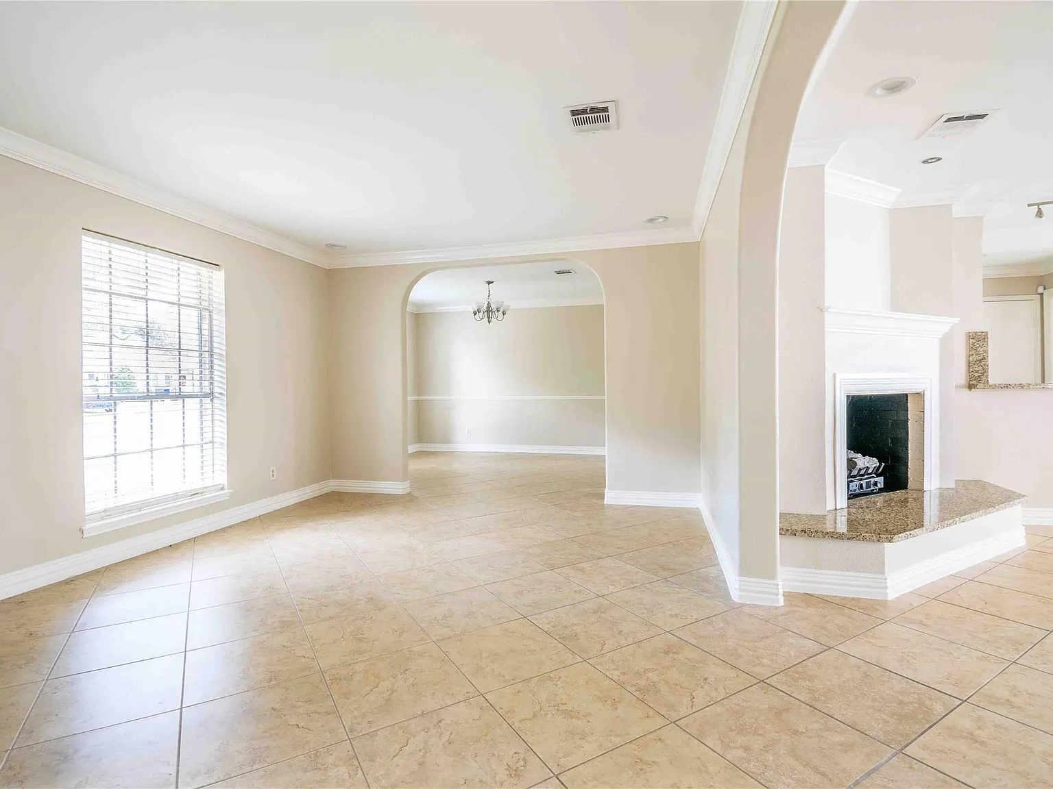 4 bed, 2.0 bath, 2057 sqft, $2,500 — Photo 4