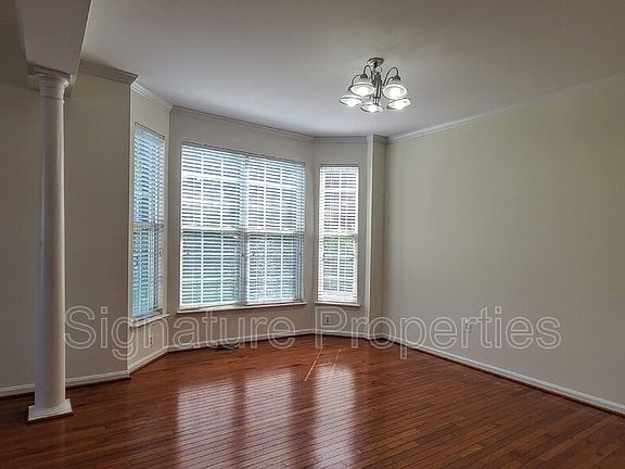 3rd image of 210 Hillside Ct