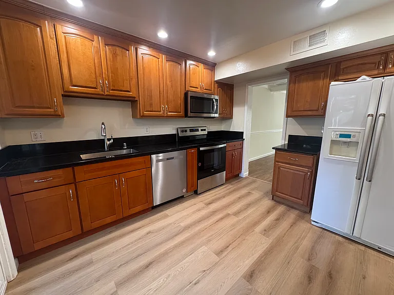 19226 Vineyard Ln — Photo 32