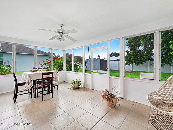 5th image of 299 Vin Rose Cir SE