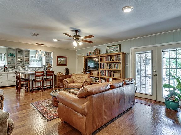 3rd image of 414 Bird Ln