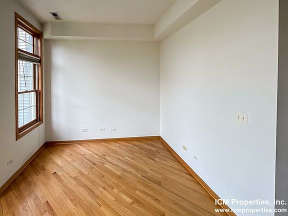 4th image of 1111 W Cornelia Ave #3